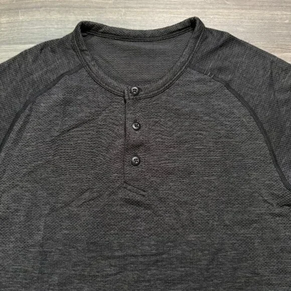 Lululemon Men's Metal Vent Tech Short Sleeve Henley 2.0 - Black - Picture 3 of 8
